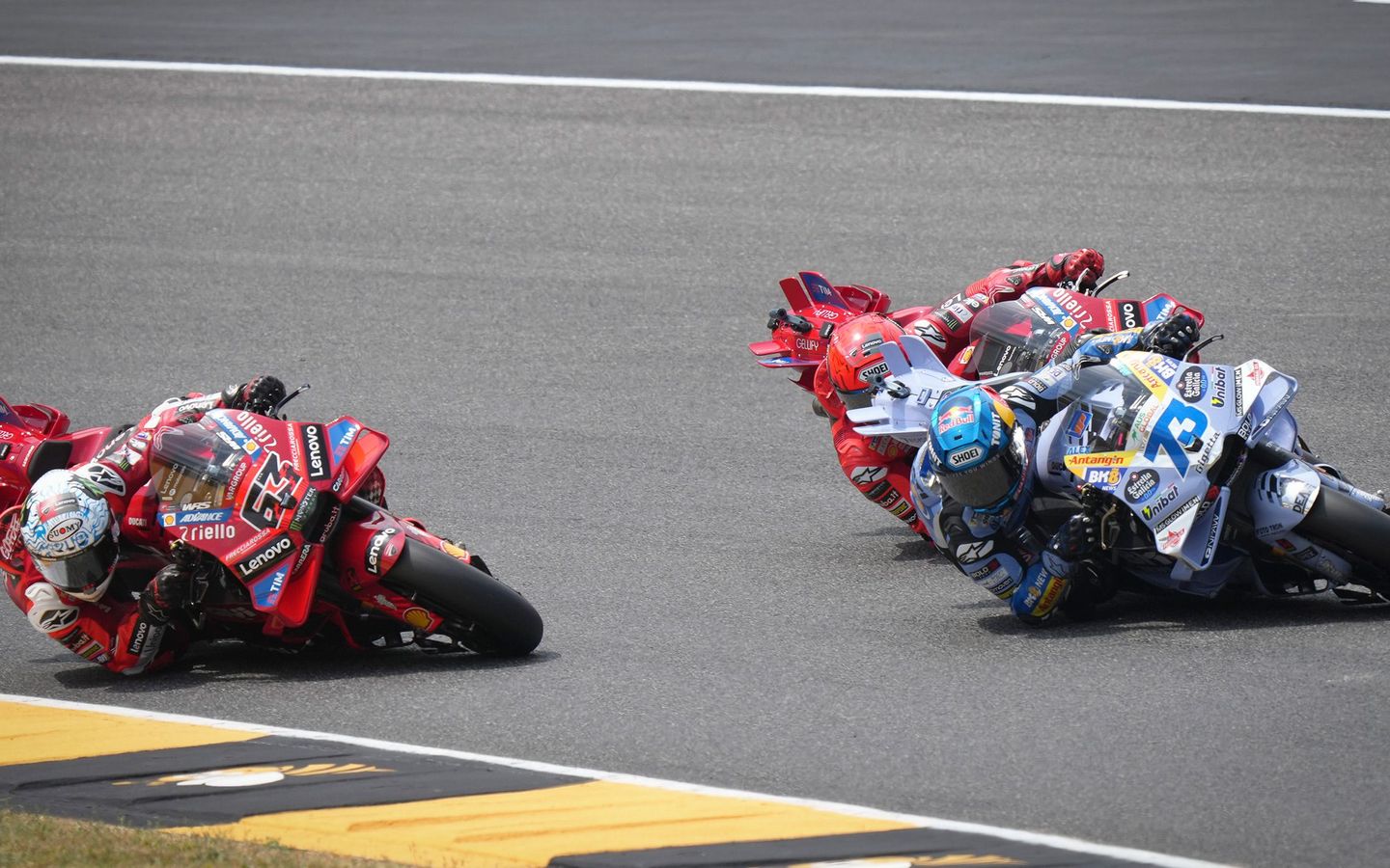 Tre moto. Una curva. Zero buone maniere.